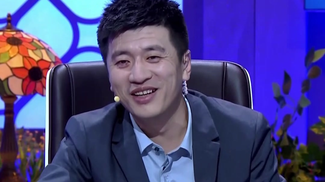 张雪峰开启抢人模式 脱口秀演员直播吃大葱