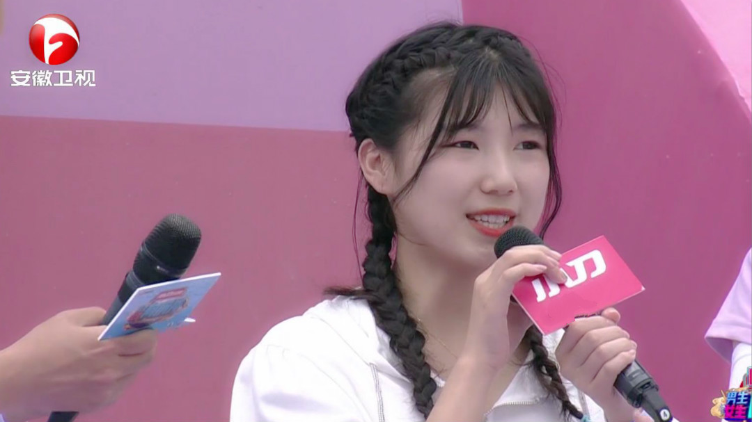 可爱美女现场称赞交警