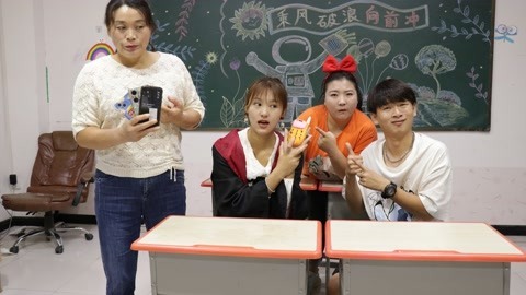 美女家务事 同学们上课玩手机被没收，小晴自制粘土电话套路老师，真机智