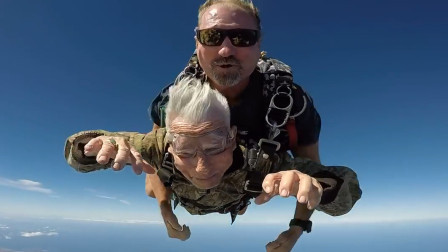 100岁老兵高空跳伞，脸上皮肤都被吹变形，只为给自己庆祝生日