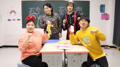 美女家务事 俩学生比赛粘土捏对方，没想俩人的作品一个比一个奇葩，太逗了