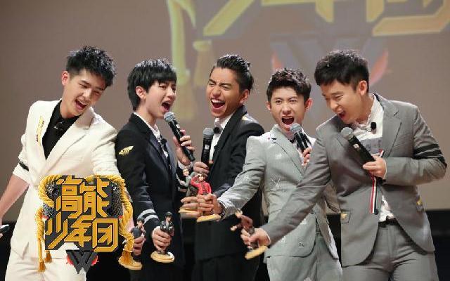 高能少年团 《高能少年团》第12期：王俊凯张一山挽手合跳澳门塔 网友：山妈凯宝合体无所畏惧！