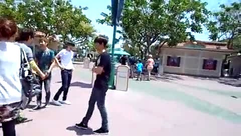 EXO Members Dancing MAMA At Disneyland 饭拍版 12/05/19-EXO