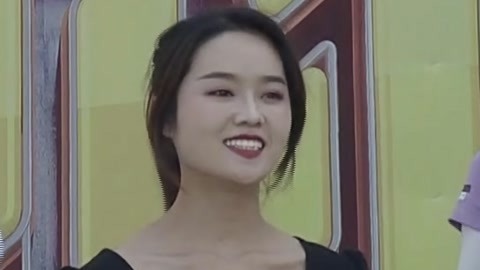 美女冲客反套路挑战男生 高铁乘务失误秒落水