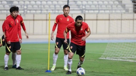 中国男足冲击2022世界杯 国足完成一日两练，包括武磊在内的27人全部参加了室外合练