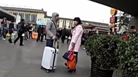 城市大不同 你会替陌生人看行李吗