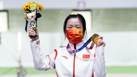 妹妹辛苦了！杨倩赛后两口喝掉一瓶水