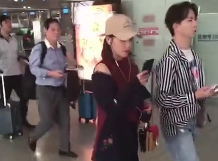 全民路透社 阚清子粉色毛拖鞋暴露少女心