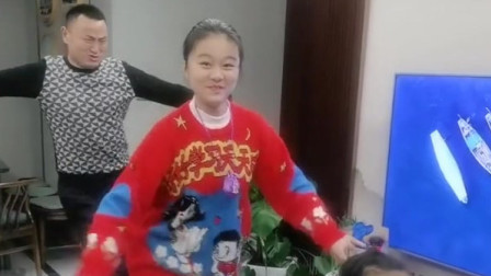 这三人跳的舞 老母亲肚子笑抽筋