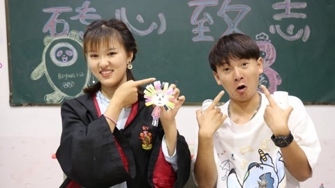 美女家务事 小晴用一次性杯子给冬冬做自画像，七彩爆炸头也太个性了，真好看
