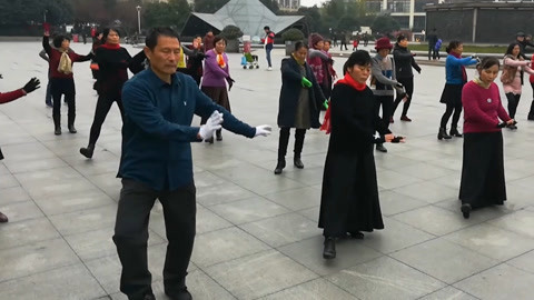 唱罢吹灯 太萌了大叔，广场舞《卡路里》跳得比大妈们还好看