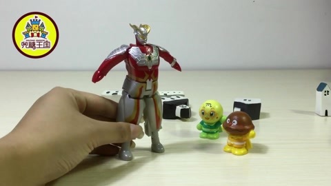 面包超人玩具视频 奥特曼保护面包超人