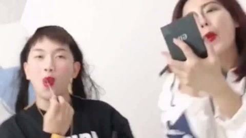 李一檬EMOO 双胞胎化妆后如此不一样