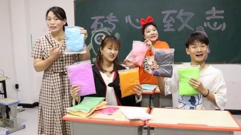 美女家务事 同学们给粘土取名字，用颜色当做姓氏，没想取的一个比一个奇葩