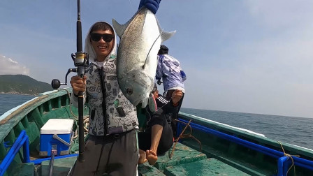 阿镭大风浪带兄弟出海钓鱼，狂赚钱800，嘴巴笑得不停