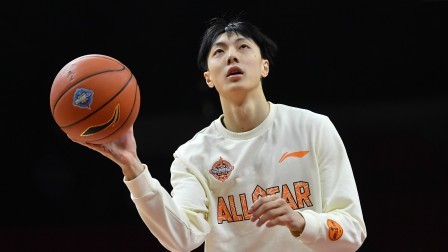 满屏的求学欲！胡明轩携邵婷教你高阶版胯下运球