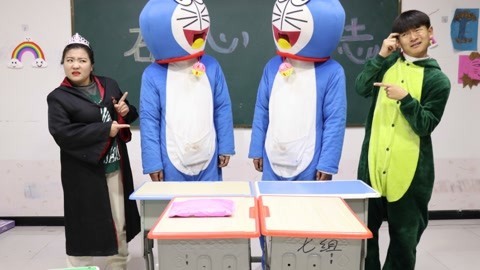 班级出现两个哆啦A梦，冬冬分辨不出真假，小晴一包粘土找出真相