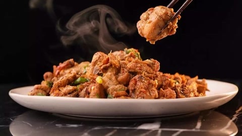 达人厨房 鸡肉这样烧很妙，只需两种酒！