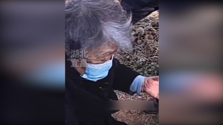 @所有人 办案途中遇老人摔倒，民辅警搀扶她起身后又电话其家人