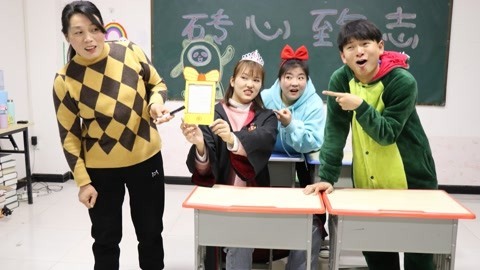 美女家务事 老师因画板愁眉不展，没想小晴自制可擦试画板，既环保又省钱