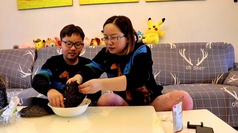 梁小轩和轩妈试吃各种美食 紫菜真的能做海苔吗？