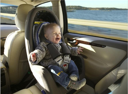 新闻大求真 儿童该如何安全乘坐汽车？