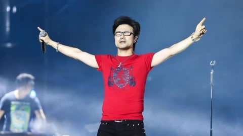 唱罢吹灯 万圣节小伙演唱汪峰《花火》嗓音太像了