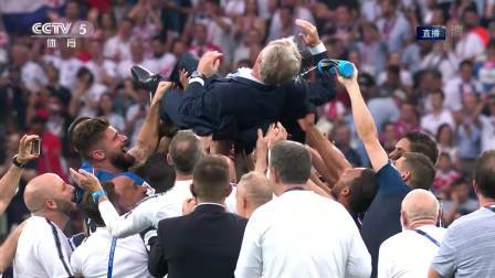 【花絮】享受的时刻！法国众将与球迷玩维京战吼庆祝