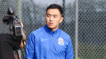 中国男足冲击2022世界杯 冯潇霆回应巩汉林： 尊重每个行业 希望中国足球好起来