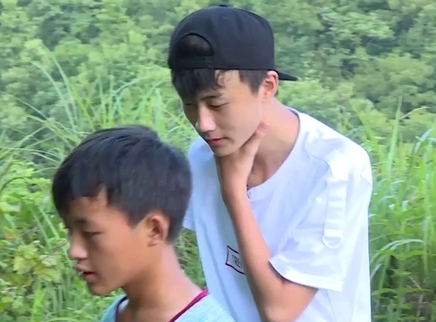变形计之成长之路 暴走少年摘草药