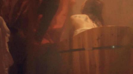 丰姿老鸨的狂野浴室 09