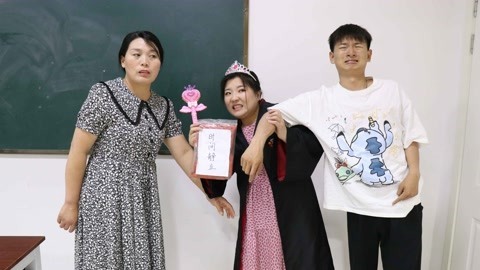 小小捡到“时间静止”粘土送给小晴，没想却好心变坏事，太逗了