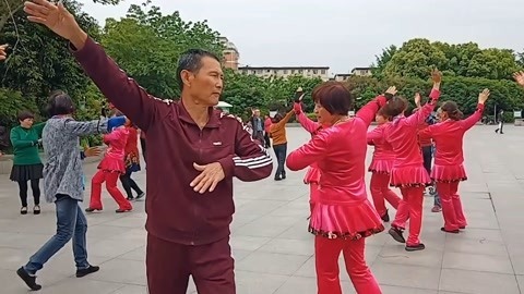 唱罢吹灯 大叔和大妈跳广场舞好嗨哟，感觉人生到达巅峰