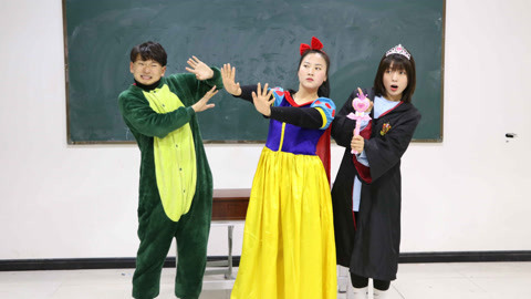 小小中了黑魔法大肆破坏，幸好小美及时出现，成功解救小小