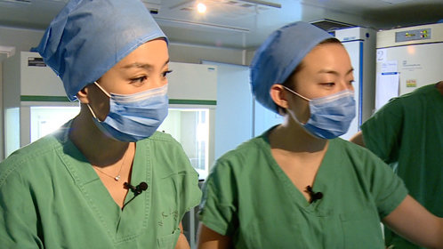 因为是医生 张庭客串医生体验妇产科“生活”