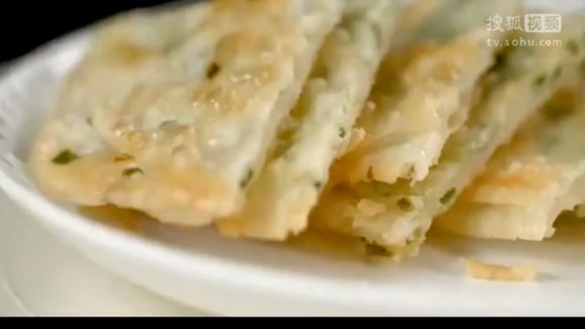 美&middot;食 葱油饼的简单做法，用吃剩的饺子皮就可以完成