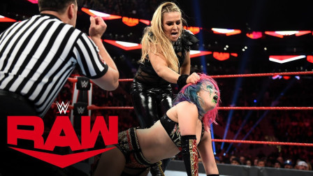 WWE RAW 2019 【RAW 11/18】宝城海里场边搅局 明日华趁机一个大脚 踢懵娜塔莉亚