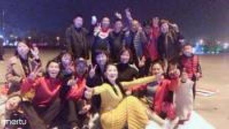 昨晚聚会被大家灌酒《即兴表演一段舞》跳得不好
