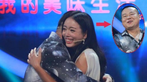大国文化 德云社演员岳云鹏在墨霏身上“揩油”