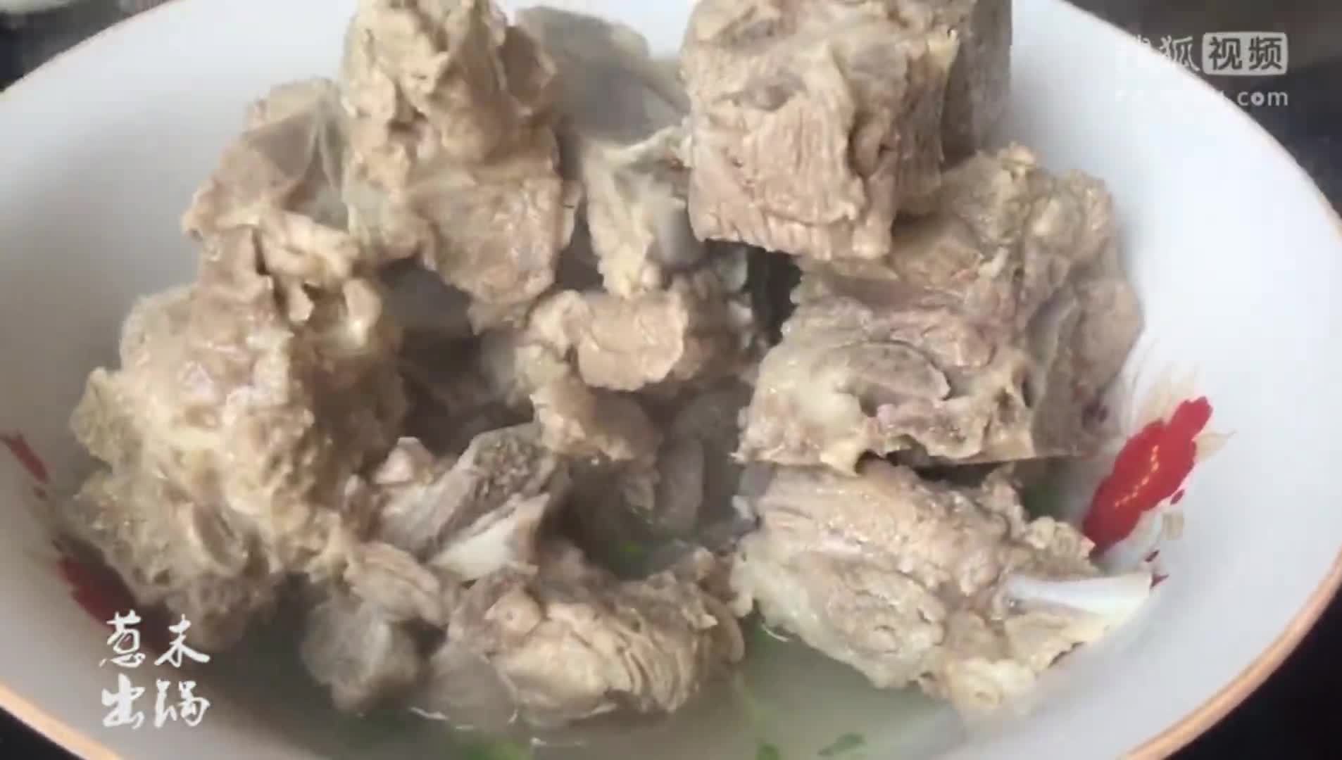 美&middot;食 常见的排骨汤的做法，常喝补钙又抗老，只需两步就能做出汤汁嫩白的排骨汤，老人小孩都爱喝