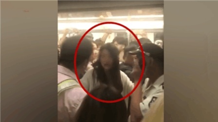 女子地铁丢手机扒车门20分钟不让走