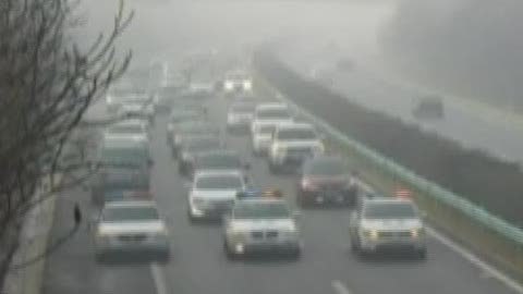 城市直通车 大连交警保驾护航过团雾