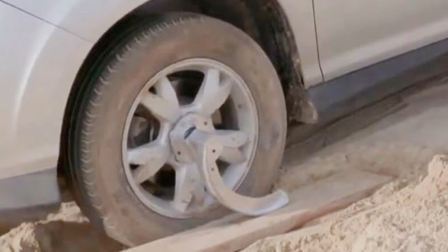 有车族的福音！国人发明汽车脱困器，陷车不用救援自己轻松搞定