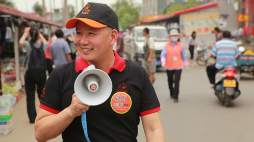 CEO现身街头卖包子