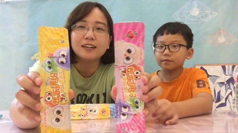 梁小轩和轩妈试吃各种美食 试吃“五彩果冻条”