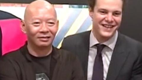 第一时尚 岳敏君经典画作成法国酒标