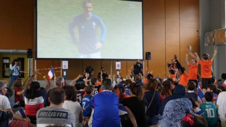 巴黎市长与球迷一同观赛 为法国队助威