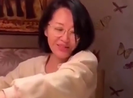 娱乐急先锋 许晴闻袜子分辨垃圾分类