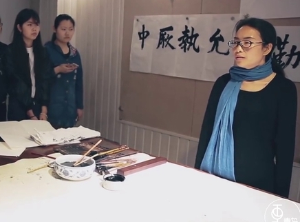 二更视频 无臂女孩竟成书法大师