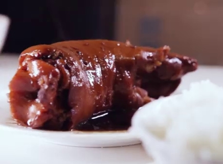 觅食迹 “嘎嘎香”的老卤肘子